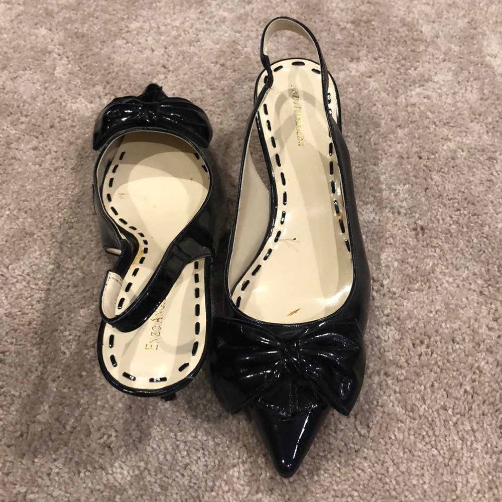 Black pumps with bow